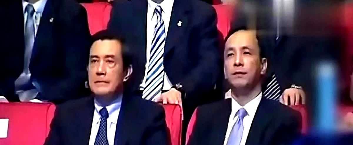王金平、李乾龙、郝龙斌一起围着卢秀燕拍照，韩国瑜只能远远站着。他们集体出现不
