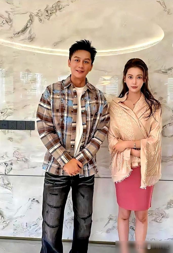 48岁的李晨，在综艺里“隐身”了。奔跑吧第13季，老观众发现找他要费点劲了。