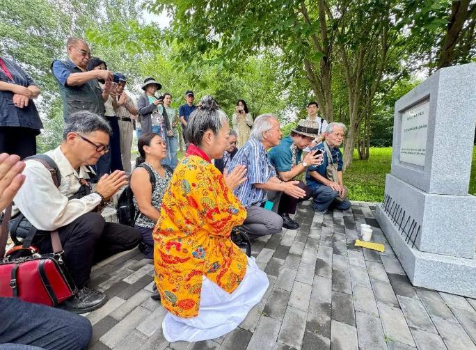 7月27日，来自琉球的学者及民间人士到北京的琉球国人墓地遗址祭祖。立禅庵琉球