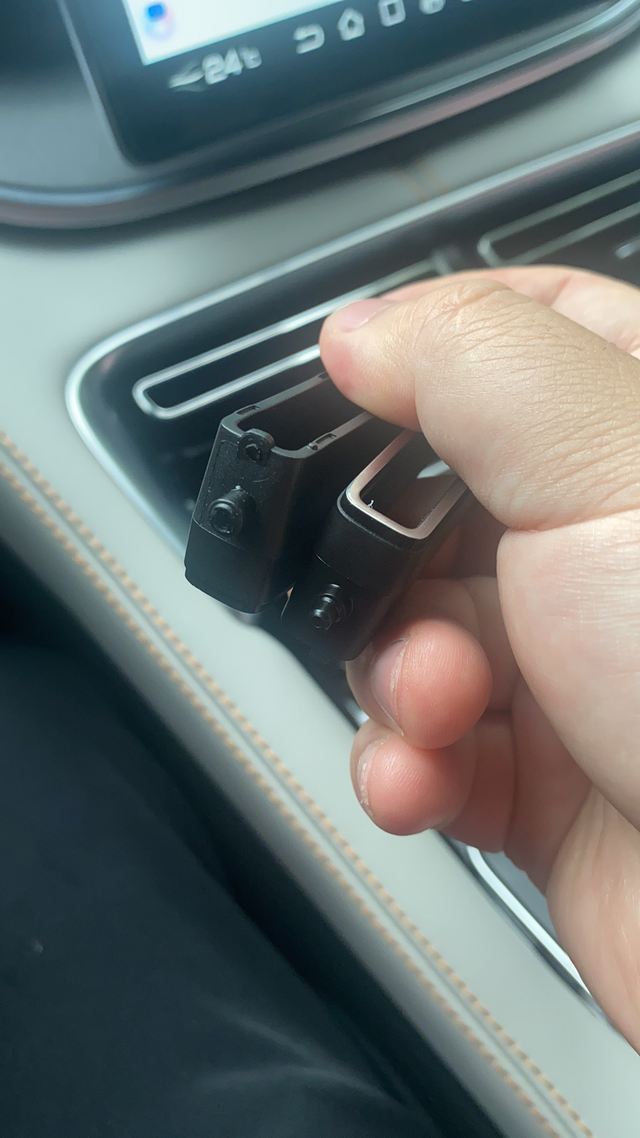 这个空调格栅是不是经常断看看吧，后面的整个掉了，前面的也换过一次