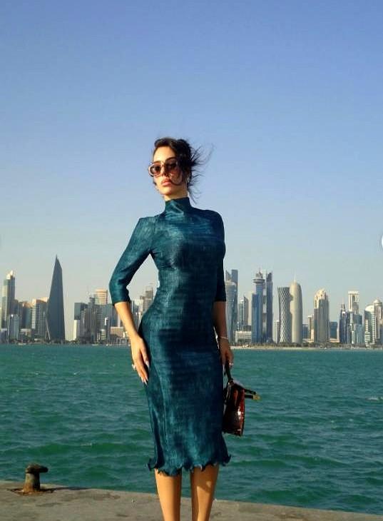C罗未婚妻乔治娜在卡塔尔再晒惊艳美照她穿蓝色高领中袖过膝裙，勾勒前凸后翘的