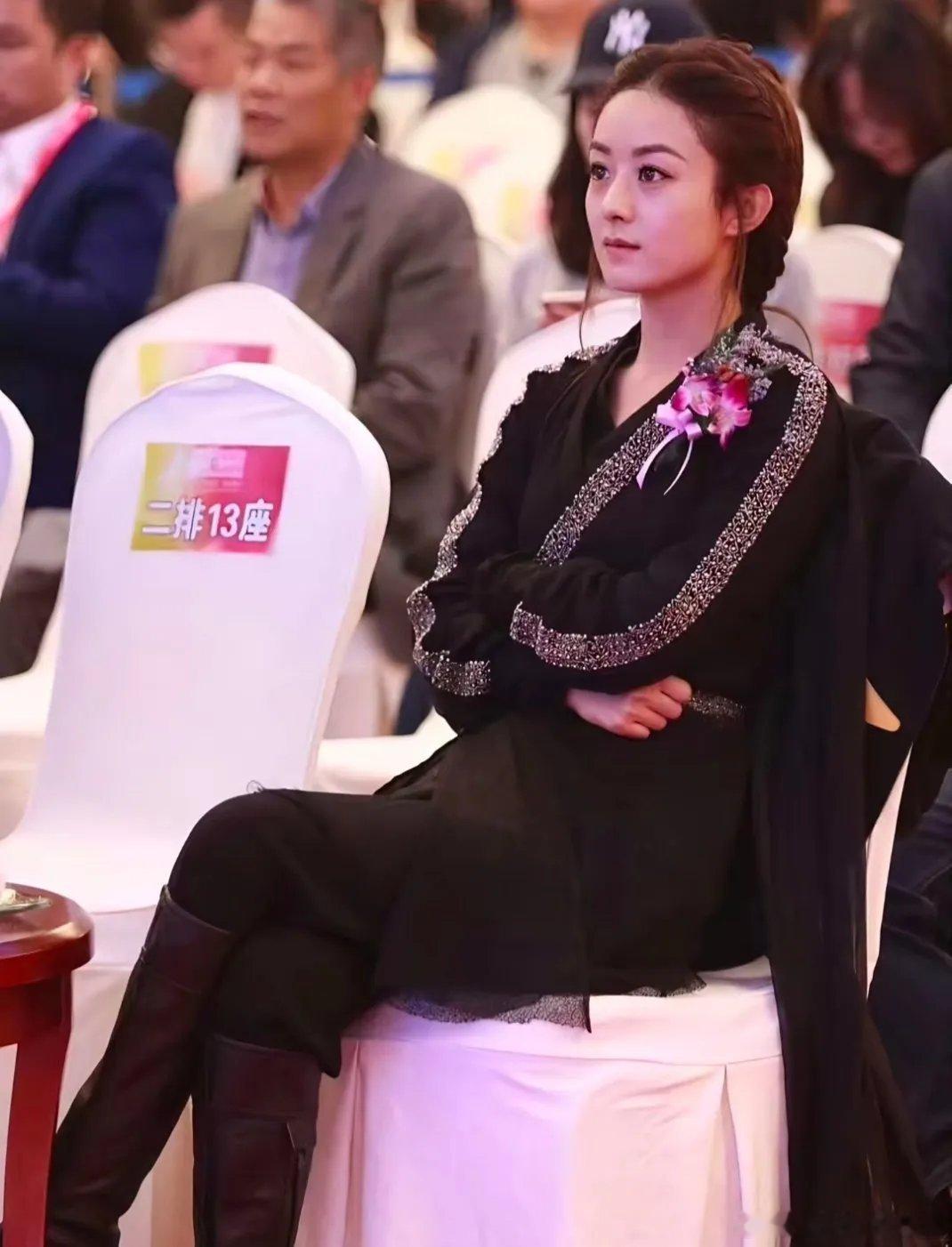 我还记得当年赵丽颖因为穿了这身衣服去领奖被群嘲，说其她女星都穿着漂亮的高定礼服，