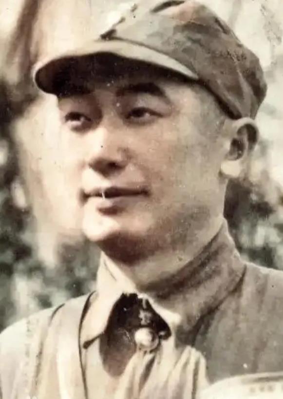 1949年，国民党准备撤往台湾时，戴安澜的遗孀王荷馨接到通知，对方开口就说：“去