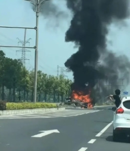 阿维塔客服回复车辆起火事件！车辆发生碰撞，车门正常打开，车上人员安全下车！