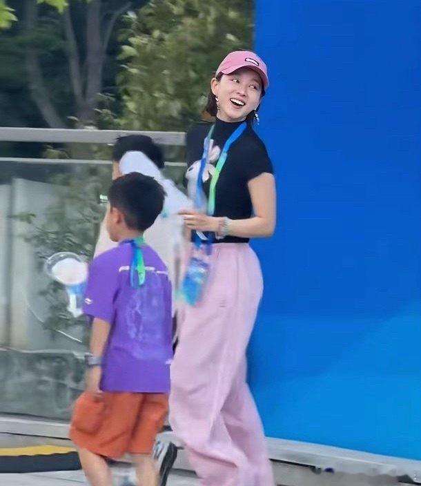 马龙老婆夏露真的好漂亮，带着两个儿子，儿子也很懂事，好温馨的画面，龙嫂把家里打理