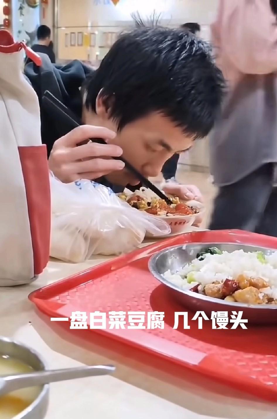 韦东奕，韦神数学天才，据他的学生称，就是神派来成就人类的数学。很多人都称他是