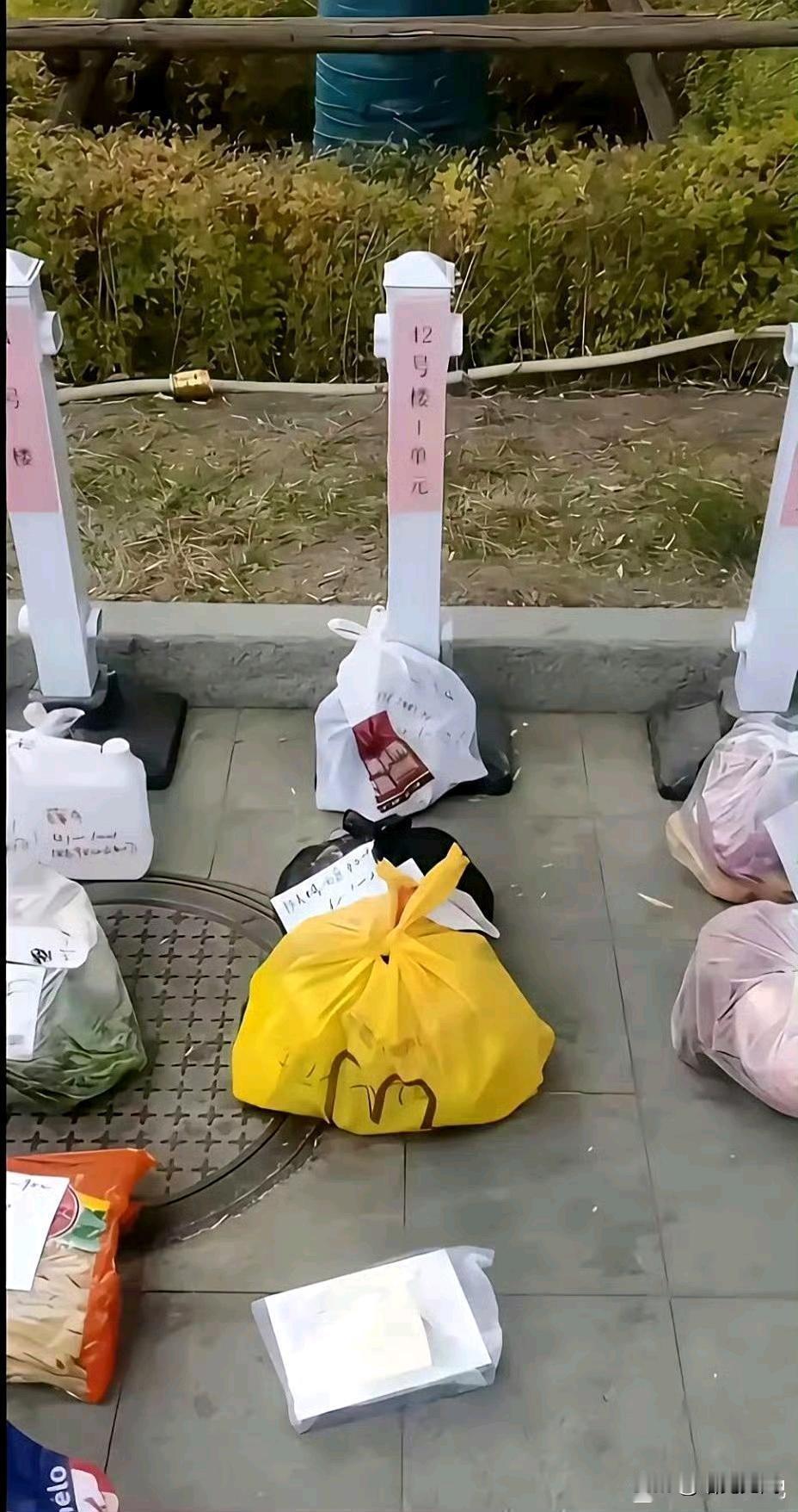 低端物业：小区外卖随便进。高端物业：小区外卖不让进，管家给你送上门。装高