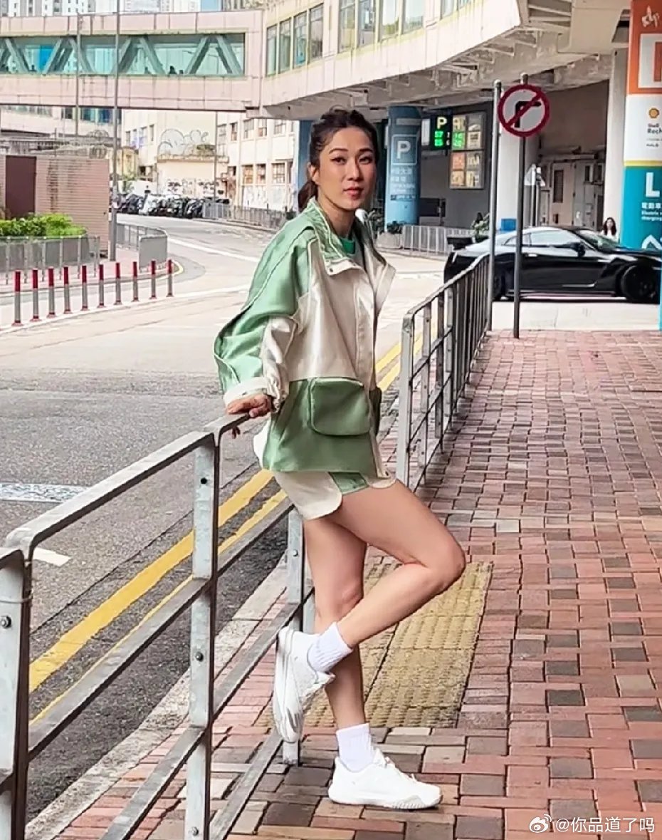 钟嘉欣在香港出席活动，这身造型活力满满，青春洋溢！有一说一，她底子真好，这么多年
