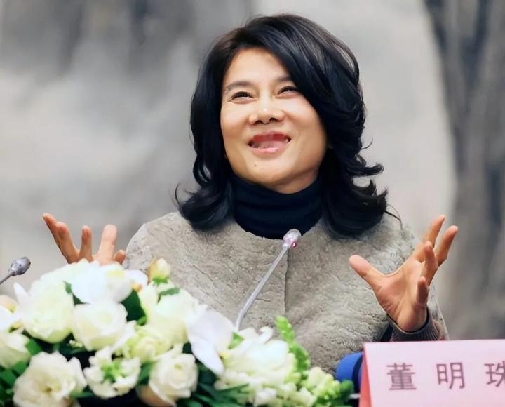 董明珠守住格力，周乐伟主动投案：实干永远赢过投机。周乐伟主动投案的消息传