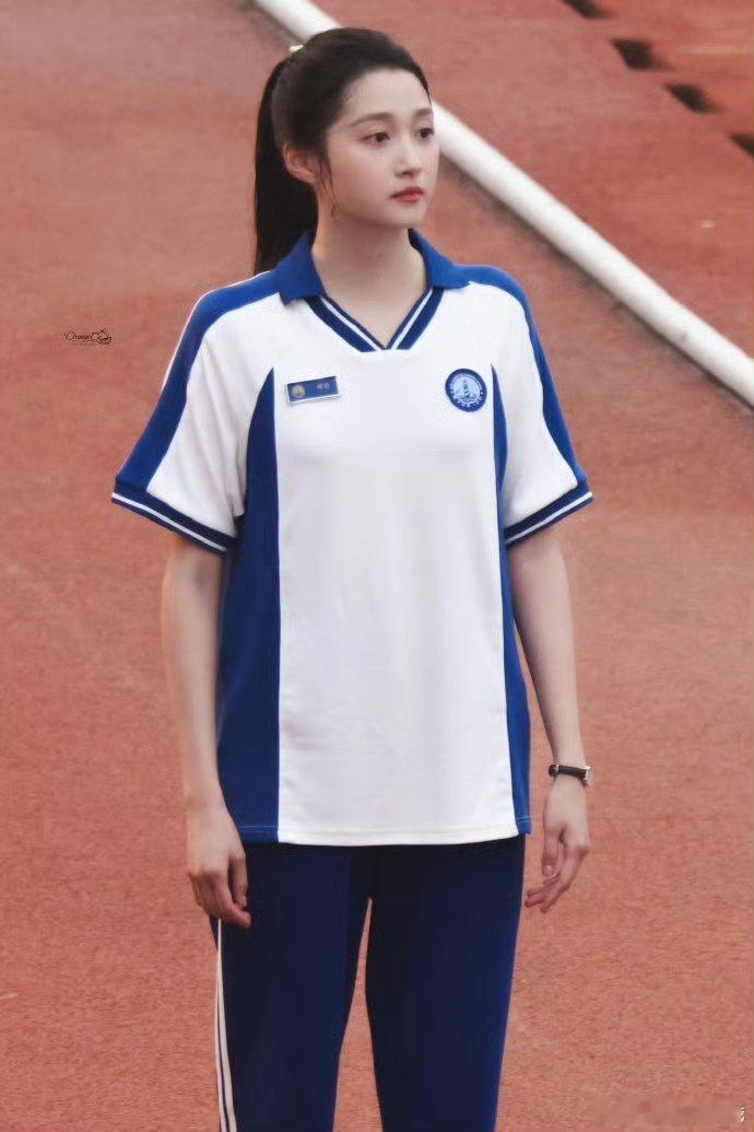 关晓彤的校服直观体现了小县城和大城市的区别​​​不管穿啥校服都美的不可方物啊