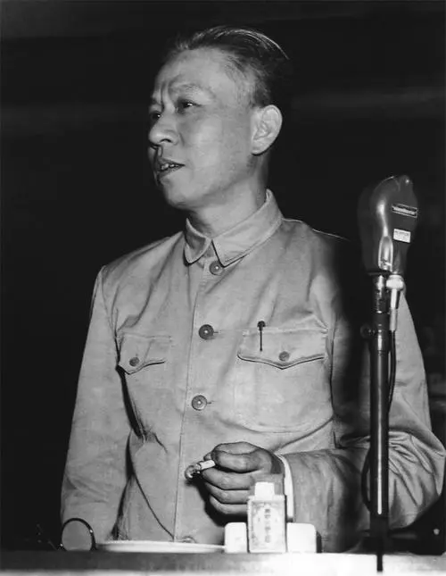建国伊始，刘少奇在一次报告中说，在中国这个落后的农业国家，一个村长，一个县委书记