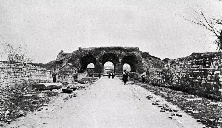 南京明故宫底下真挖出一公里多的砖道，通秦淮河。2024年考古队手铲挖出来的，不是