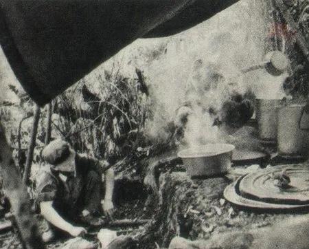 1981年，法卡山收复战中，炊事班官兵在炮火封锁下坚持为前沿阵地送饭的照片。法卡