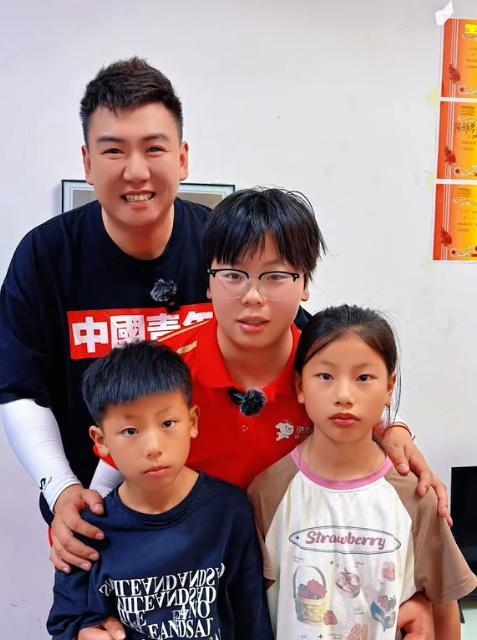 千万粉丝博主‘2米饭桶’默默助人上百家！05年女孩小陈背后的无名英雄，比京东外卖更早伸出援手
