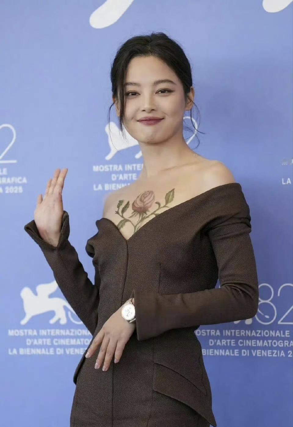 辛芷蕾拿威尼斯影后，赵丽颖要发愁。俩人合作双女主电影《乔妍的心事》，演技方面辛芷