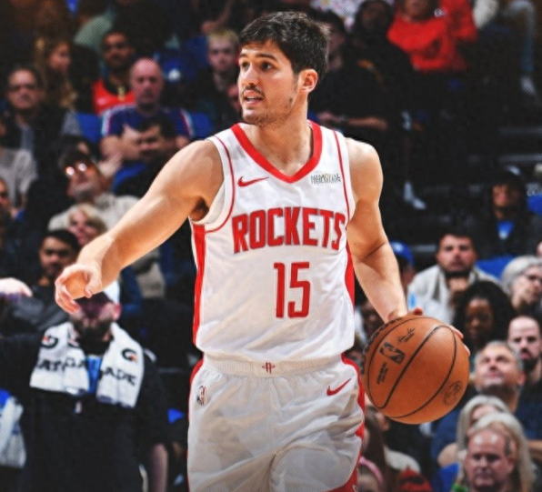 谢泼德在进攻端几乎无死角三分：持球三分、无球三分、借挡拆一步三分、超远三分