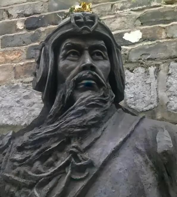 洪武二十五年，蓝玉刚交出兵符，转头就对老婆低声交代：“我在城外藏了三千死士，你马