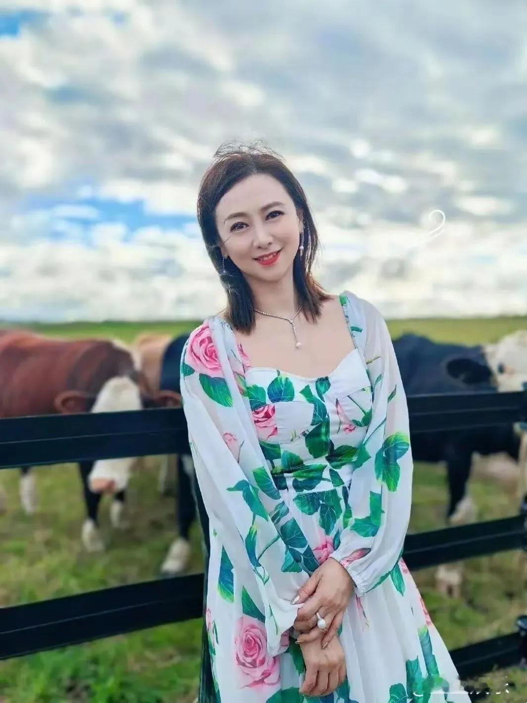 当56岁的翁虹踩着荧光粉运动鞋冲进三亚沙滩，碎花裙摆与浪花撞了个满怀——这哪是度