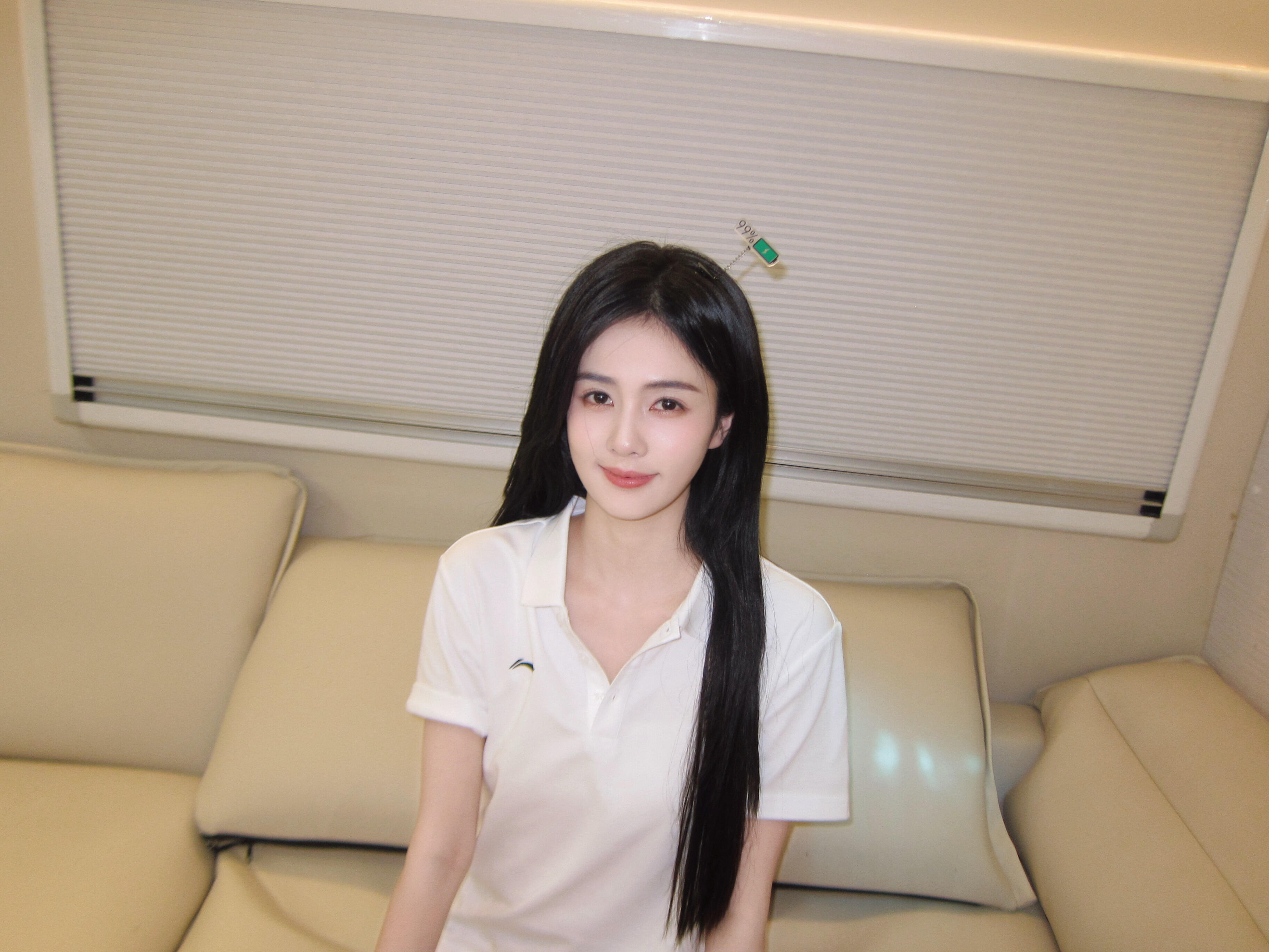 都来看这个女大时期的王韵娜！只是黑长直白t恤就让人漂亮晕了呜呜呜，还我们晕呐欧尼