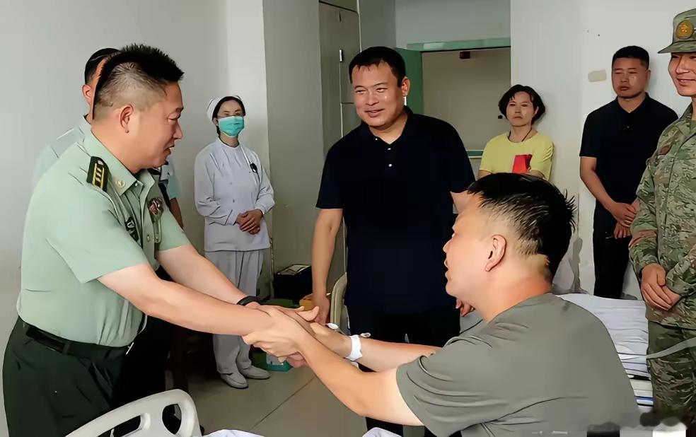 河南商丘籍现役军人张伟的上级领导，来到医院看望、慰问张伟了，带来了领导和战友们的