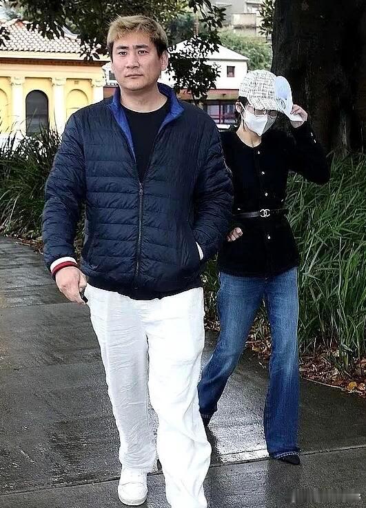 由一起车祸牵扯出的杨兰兰，被深扒之下，出现了很多反常之处：当地华人圈没有她的信息