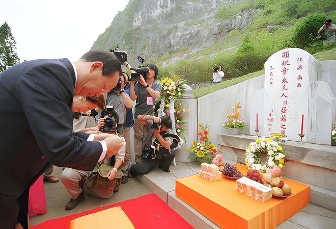 蒋万安桂林寻亲：一座孤坟，半个世纪的家族沉默2017年那会儿，蒋万安跟着他老