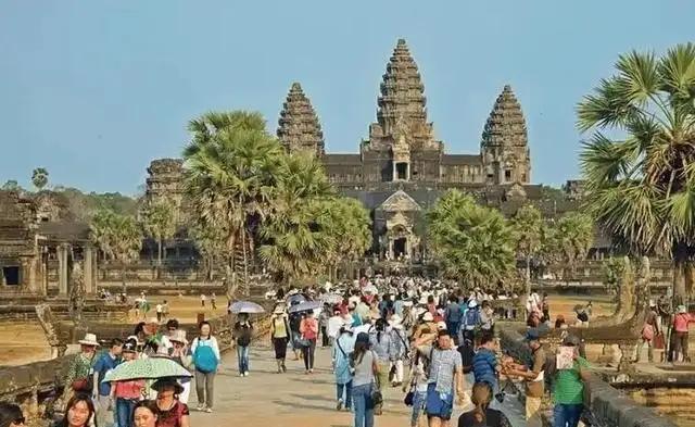 刚落地金边机场，海关柜台上一行中文大字明晃晃写着“此处无需付费”。可旁边的工作人