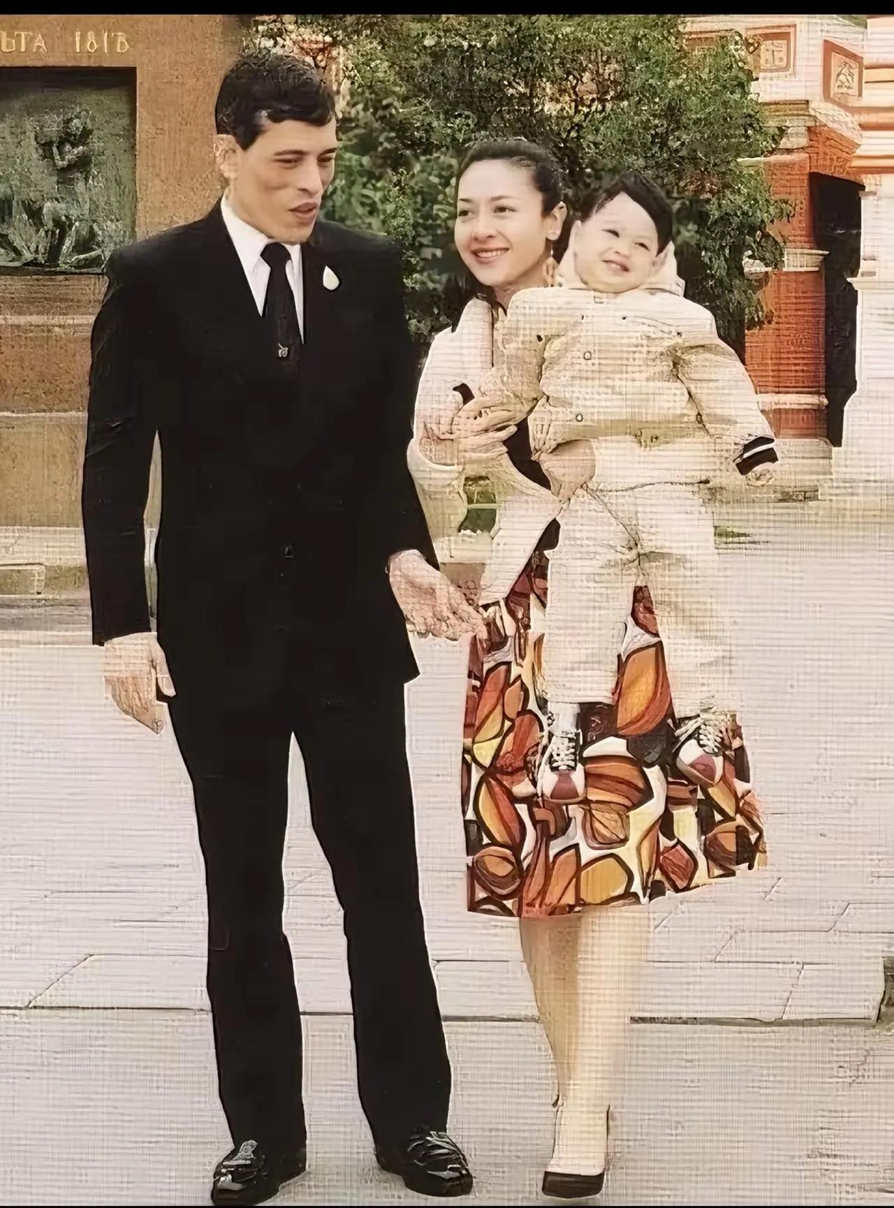泰王和西拉米王妃，温馨甜蜜的画面，感觉幸福充满着每一个细胞，这种相亲相爱的程度，