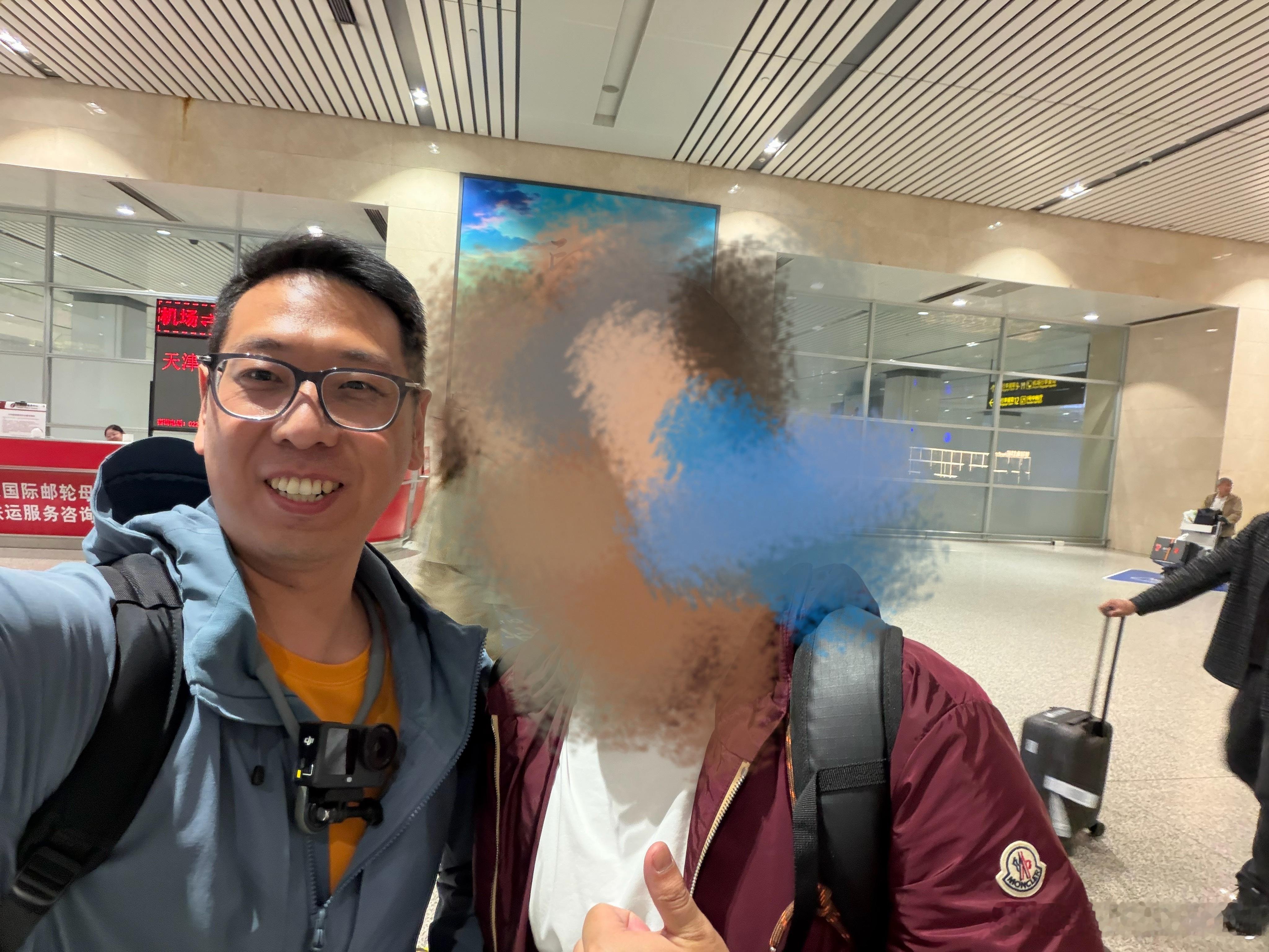 非常巧在飞机上还碰见粉丝了，被认出来了，关键还是我V+客户我非常高兴！毕竟第一