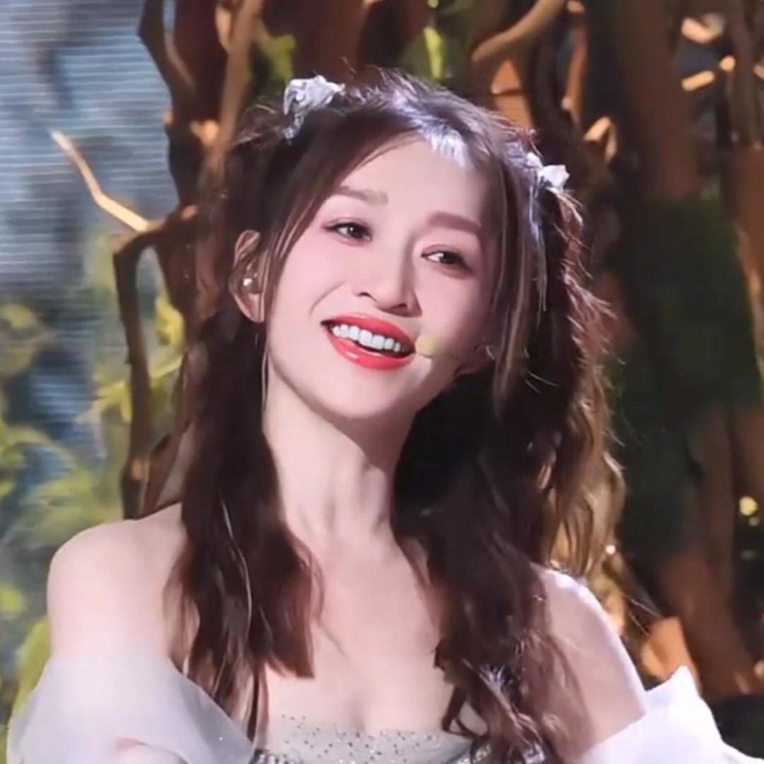 《浪姐7》的“厕所门锁死”争议，像一把锋利的刀，划开了综艺工业化生产中那块光鲜的