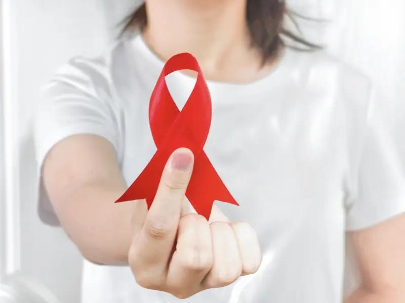 艾滋病主要通过母婴、血液和性行为传播，传播需满足病毒数量足够多、病毒活跃且正常进