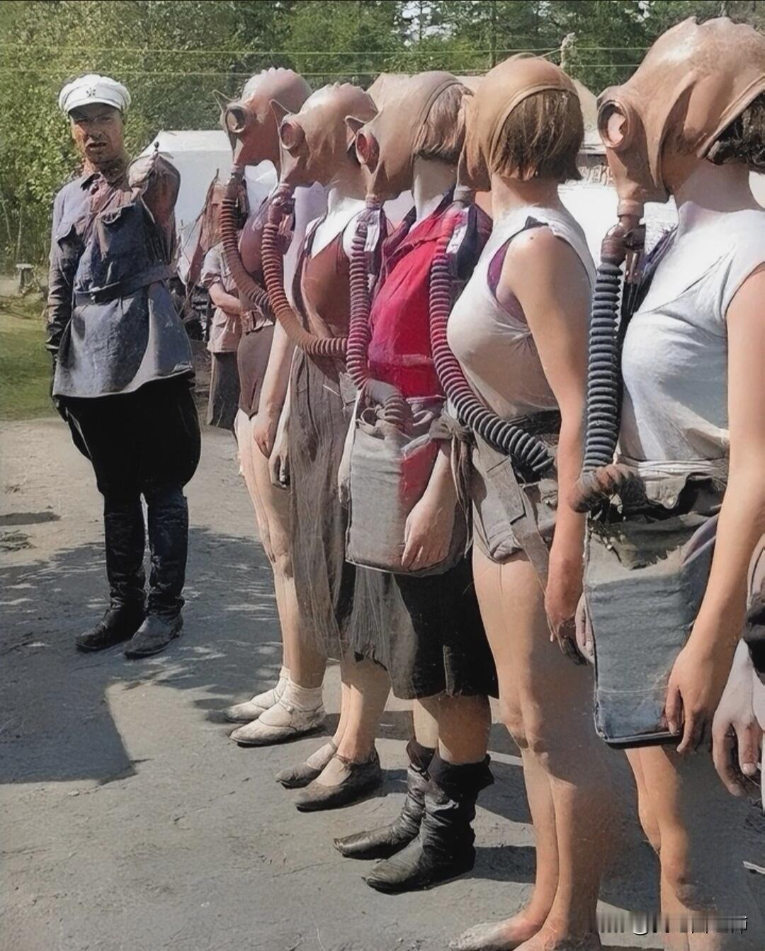 1930年，苏联正在组织女民兵，进行军事训练。此时，她们脸上戴着防毒面具，在一名