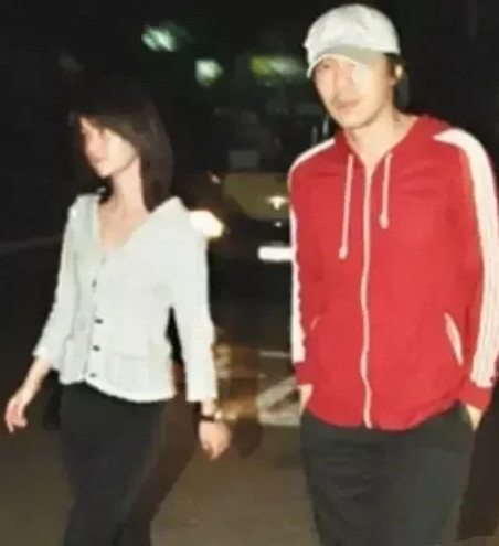 2009年，周星驰与于文凤相恋12年后，带于文凤回家见母亲。可周母凌宝儿，并没有