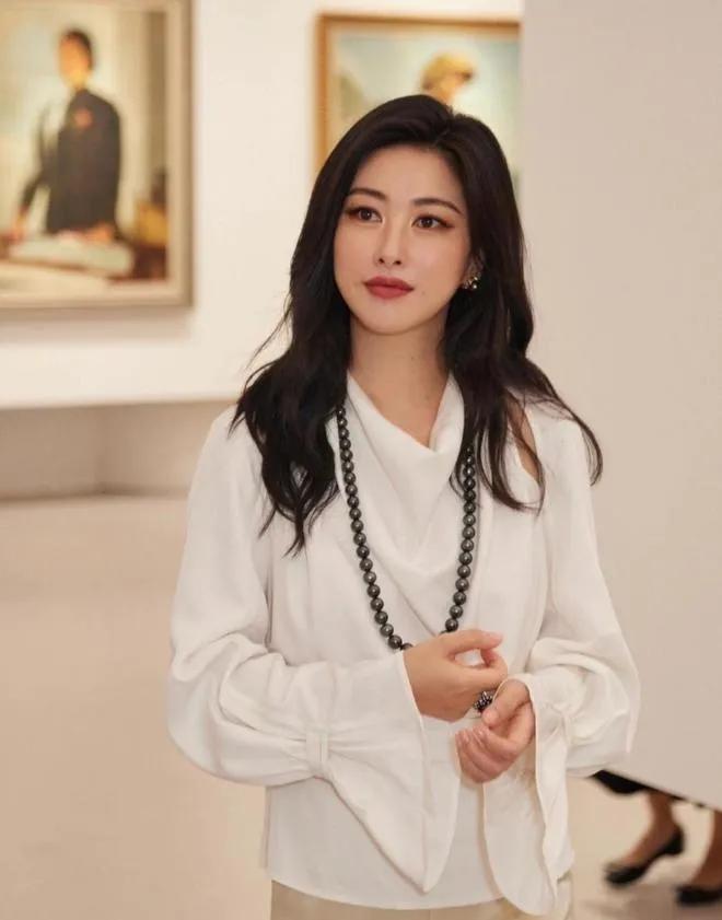 朱珠这气质，真的绝了✨白衬衫+卡其阔腿裤，简约穿搭穿出高级感天花板！