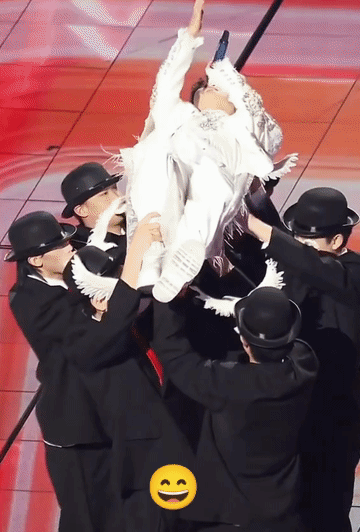 周深湖南卫视春晚忘词了，不是有提词器吗，仔细一看原来天花板没有提词器[笑着哭]！