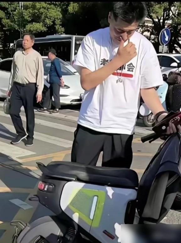 公司账上趴着几个亿，张雪峰出门就认他那辆小电驴。跟新浪CEO聊完天，人家坐进豪车