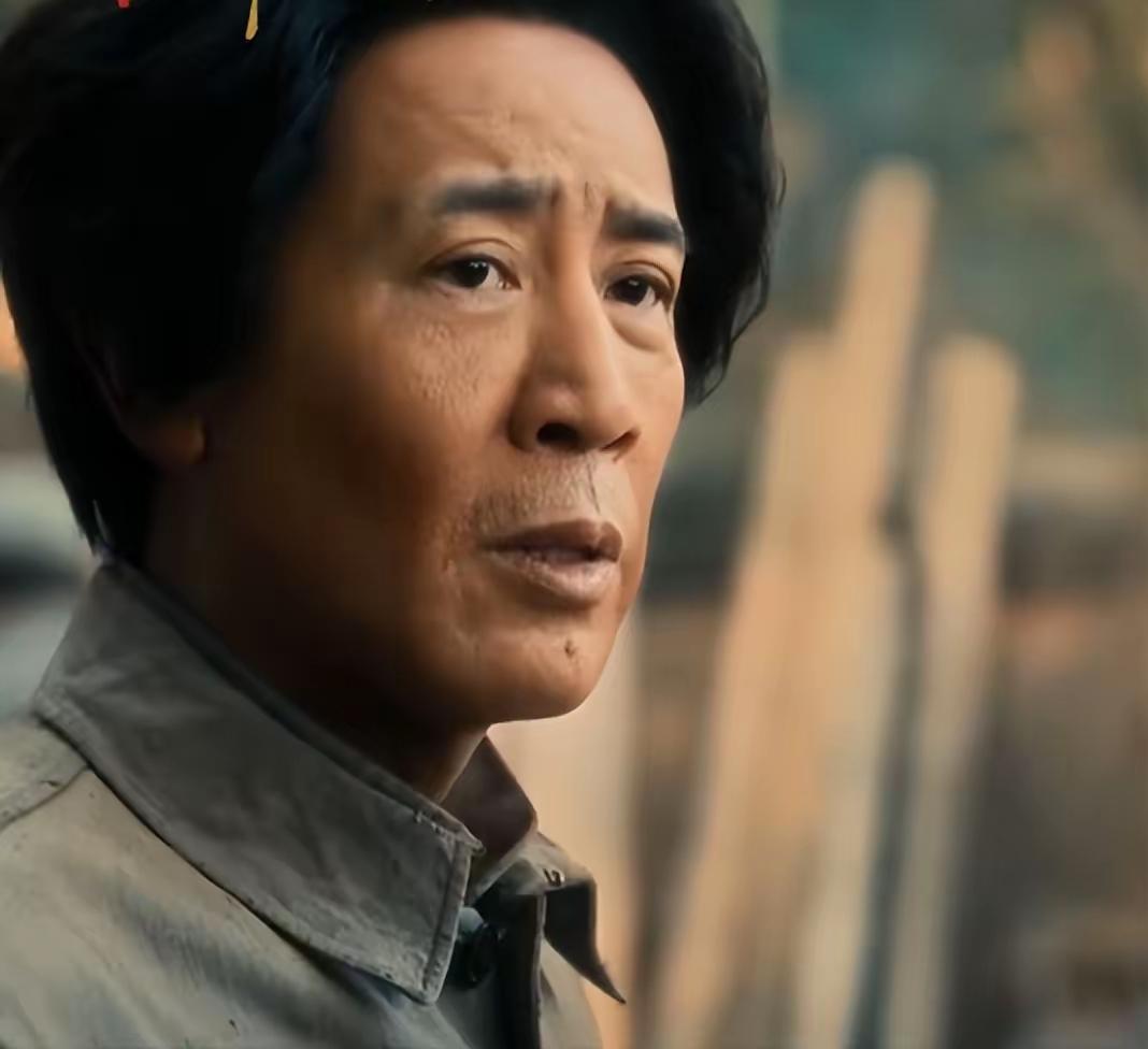 于和伟演的很好，战争艰苦年代的红军，风餐露宿少有营养，都比同龄显老，不能拿现在的