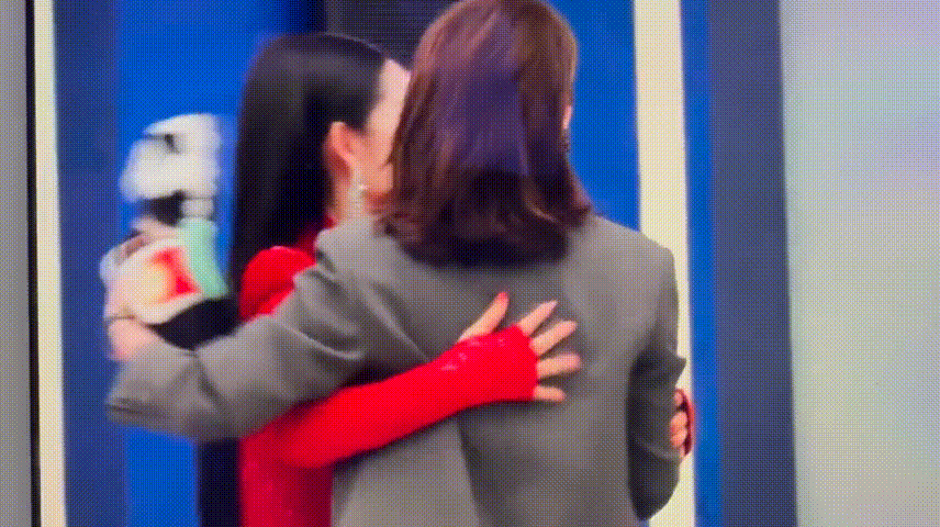 谢娜说袁咏仪难请这场直播看得人脚趾抠地，谢娜一直说袁咏仪难请，把私人情绪和交情放