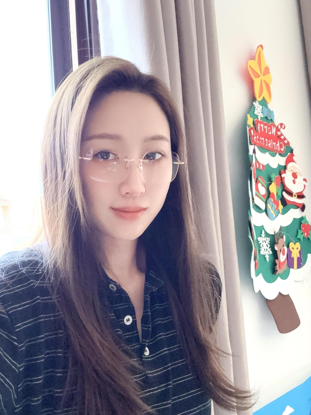 出生在小雪的小雪，今年31岁，这样纯净的面庞真正诠释了什么叫做远离烟火气，全身净