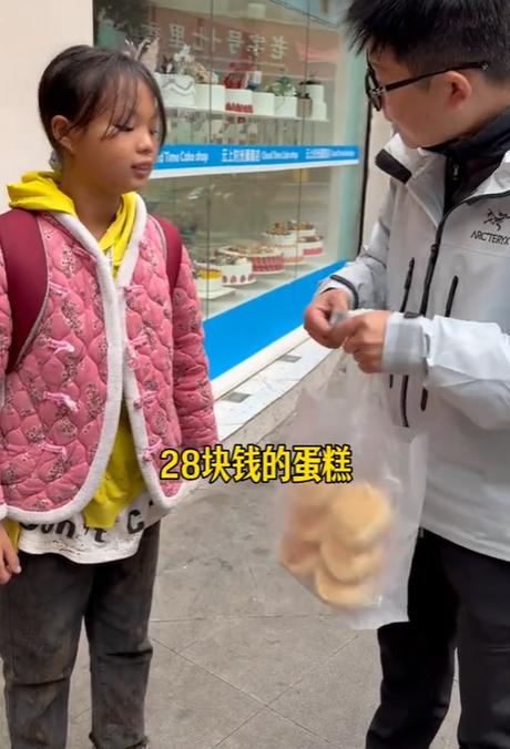 22天内父母双亡！2025年12月23日，一网友发布视频，感动无数网友！10岁女