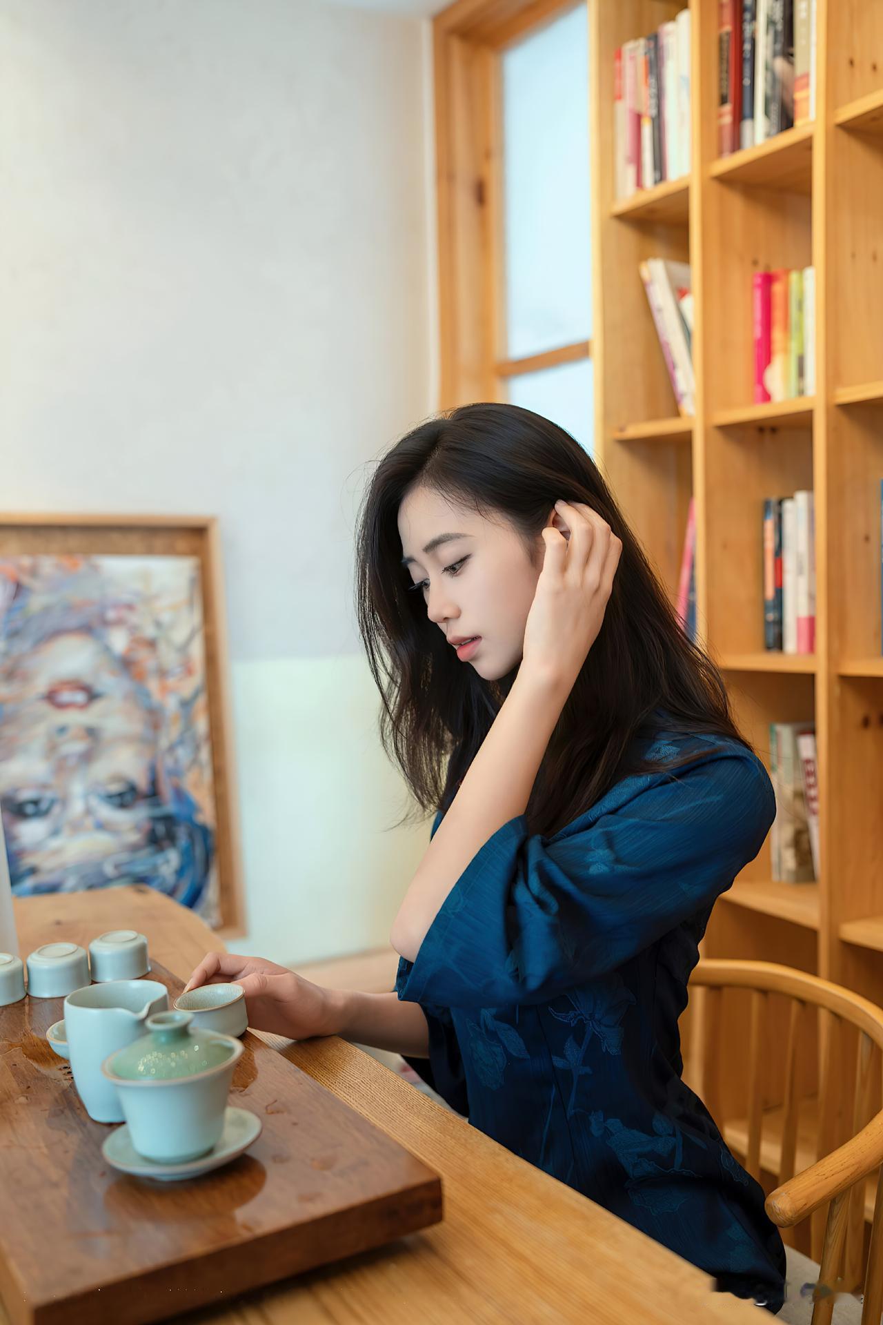 轻倚间腿线舒展成韵，指尖微垂携着漫不经心的媚，氛围感悄然漫溢。