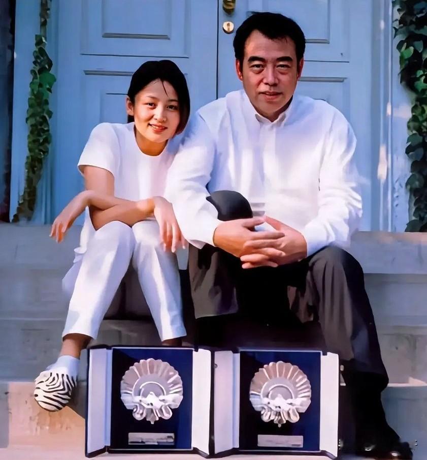 90年代，陈红和陈凯歌并肩坐在台阶上，照片拍下了二人恋爱时期轻松惬意的相处瞬间。