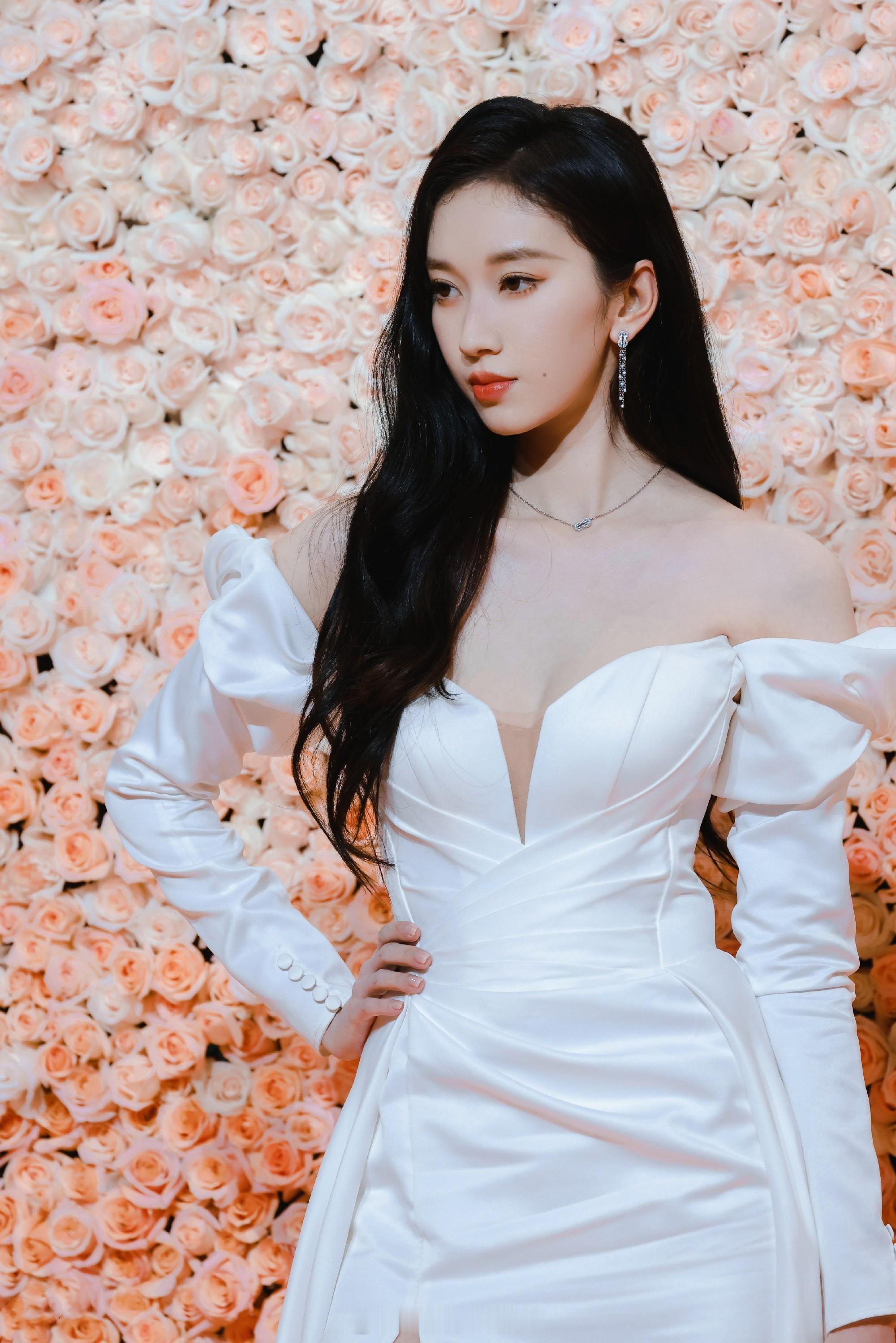 刘令姿白色长裙