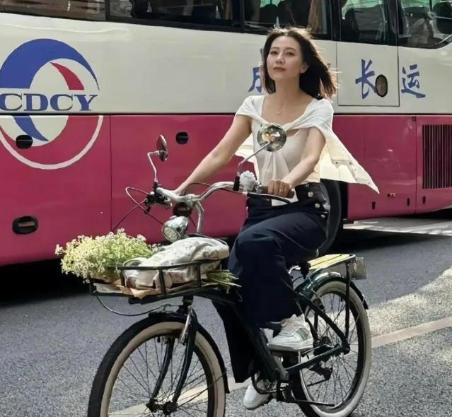 45岁高圆圆在成都街头骑自行车被拍到，穿搭休闲接地气！其实，高圆圆还经常骑单车接