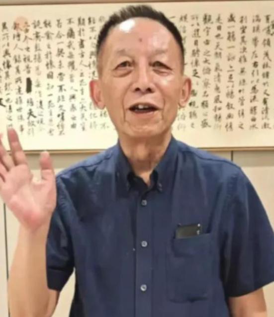 41岁的武汉大学副教授易中天递交完辞职信，头也不回地走了：“在这里待11