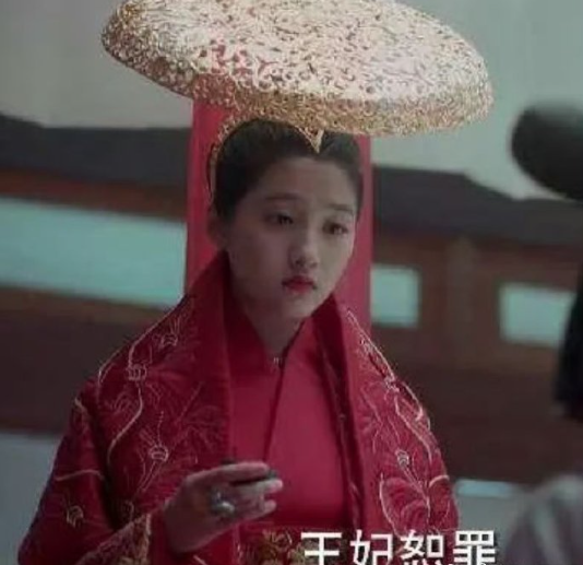 才发现时隔多年于正还念念不忘当年《凤囚凰》的印度飞饼造型！​关晓彤这个毫无印象