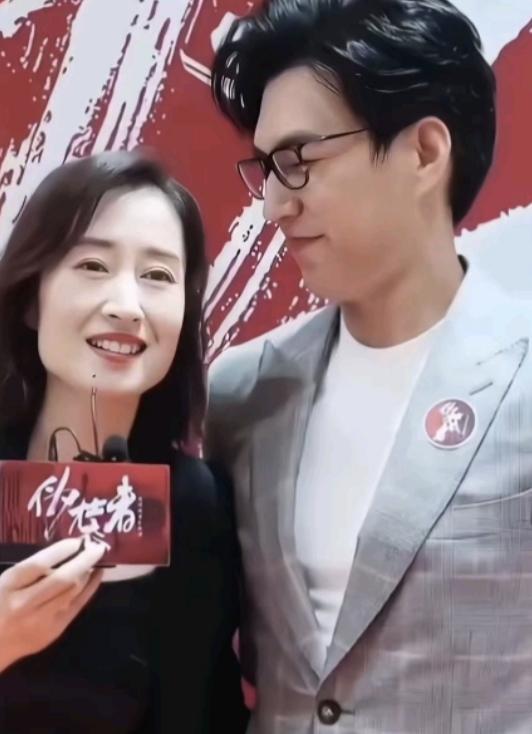 靳东和刘敏涛两人相差不到一岁，但两人同框的时候，完全不像同龄人，靳东看刘敏涛的眼