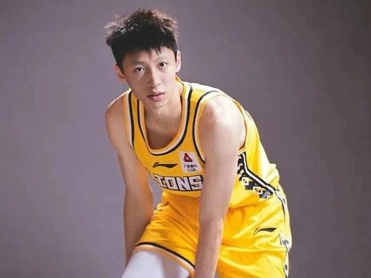 CBA签约消息：据CBA官网也更新了新赛季广厦男篮的注册名单。由于孙铭徽和胡金秋