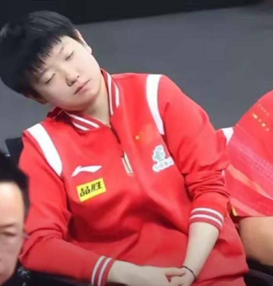 莎莎开会睡大觉？领导让她坐中间，大领导盯着治瞌睡莎莎开会打瞌睡这事队