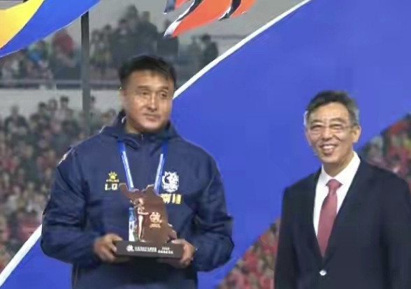南通队就输在主教练鲁强这里！苏超落幕，南通队主教练鲁强获得最佳教练，其实南通
